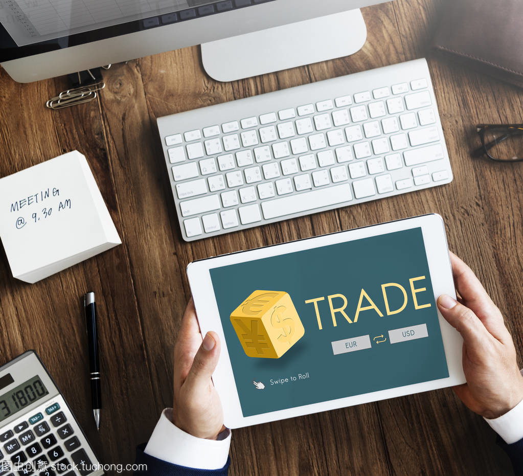 使用數字平板電腦的商人